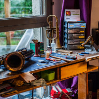 Mon établi avec un saxophone ténor pour une préparation