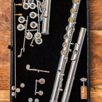 Flûte traversière Sankyo prête à être remontée pour une remise en état