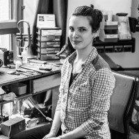 La luthière à son établi