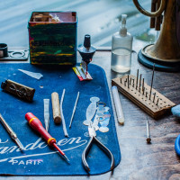 Préparation de l'outillage pour la réparation d'un saxophone ténor