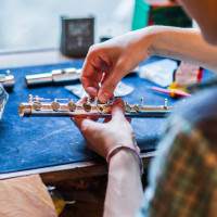 Remise en place d'un ressort d'une flûte Sankyo